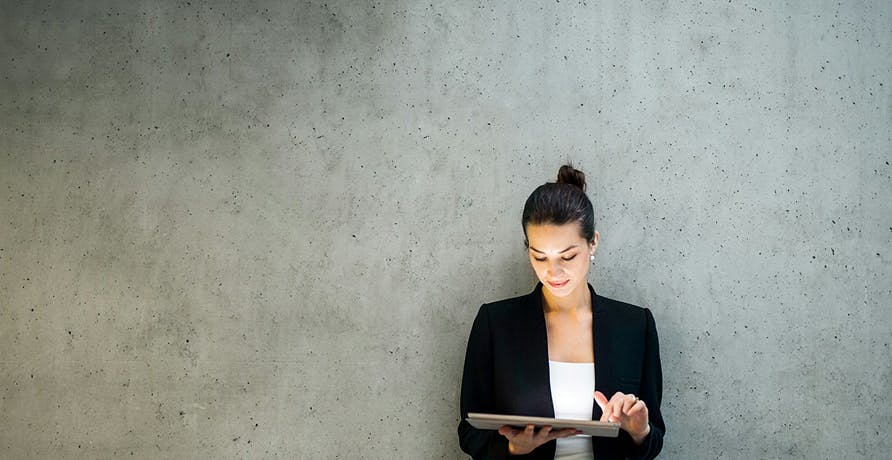 une personne qui regarde une tablette
