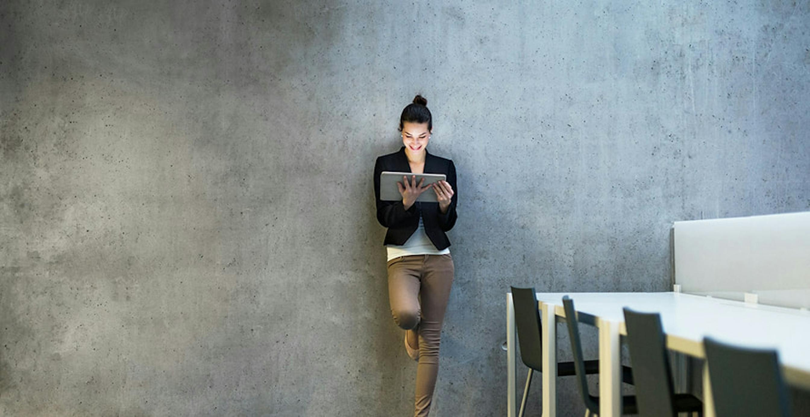 une personne seule avec une tablette