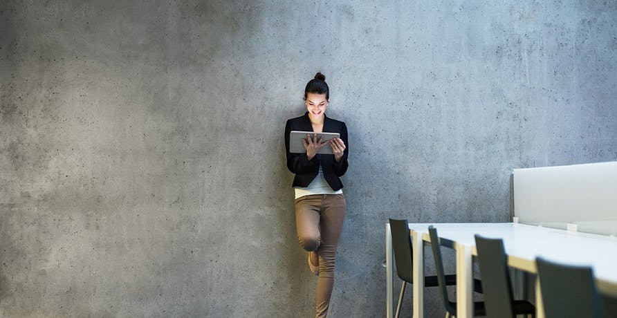 une personne seule avec une tablette