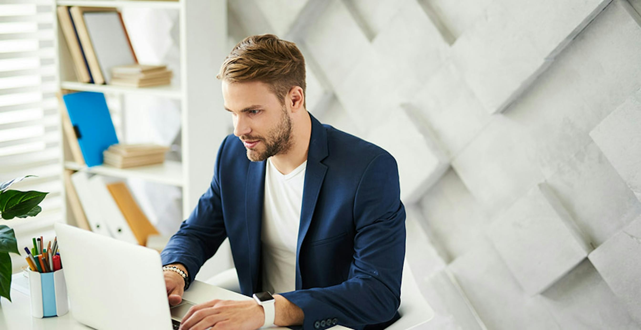 un homme à son bureau