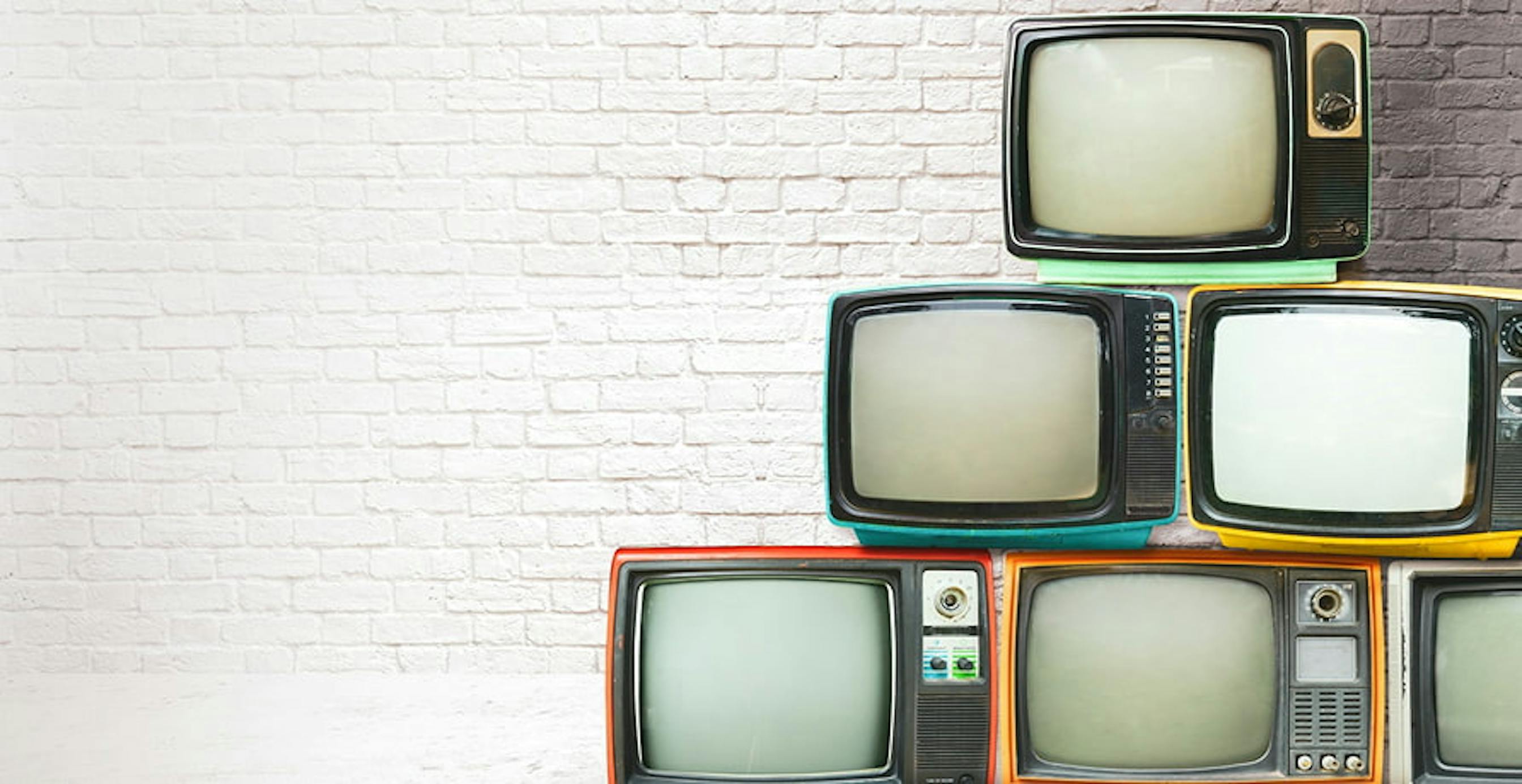 des télévisions empilées