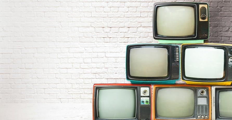 des télévisions empilées