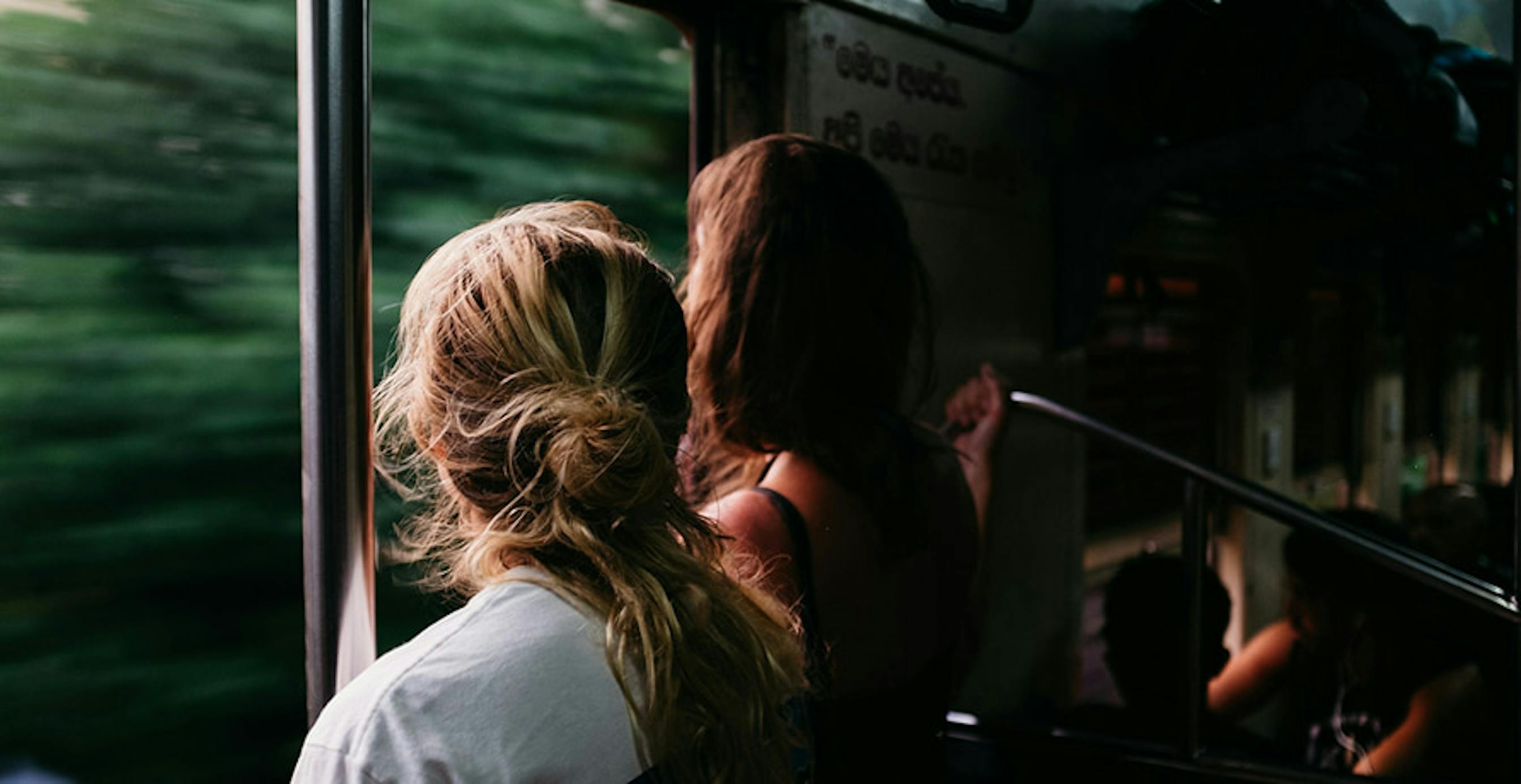 des personnes dans un train