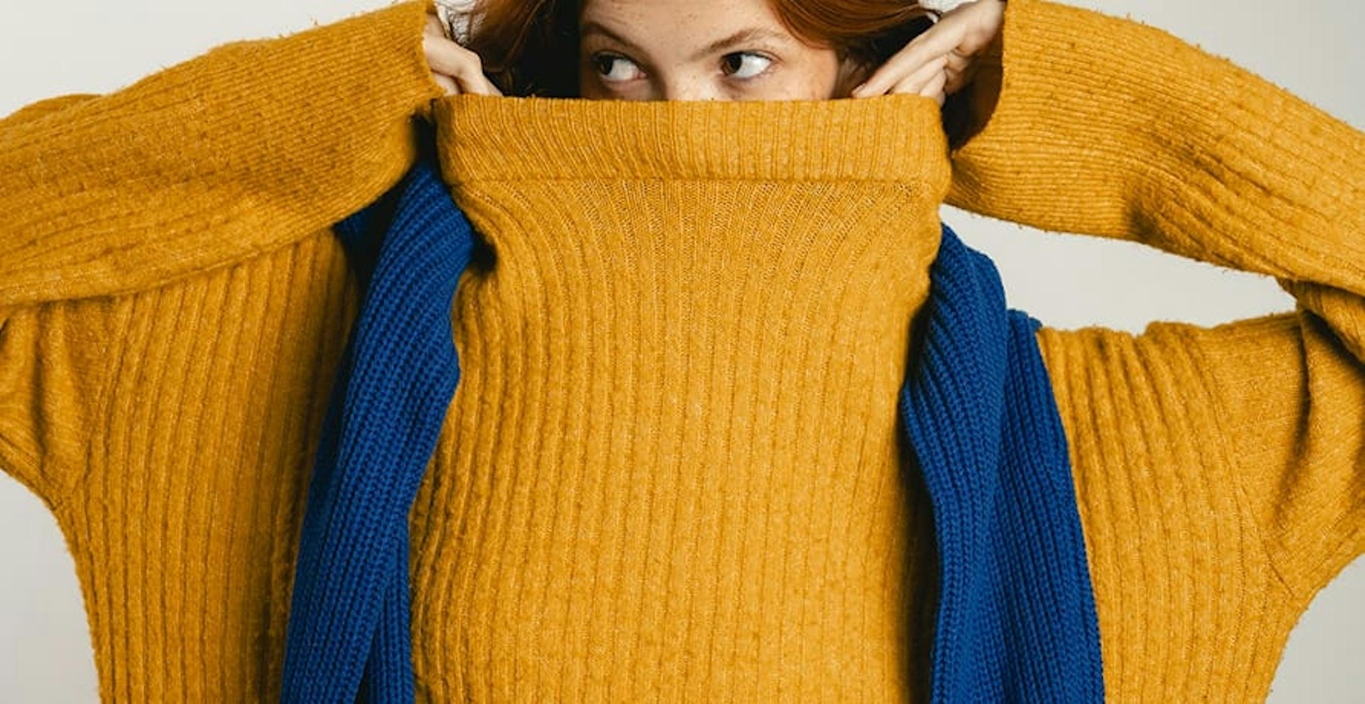 une personne cachée dans un col roulé