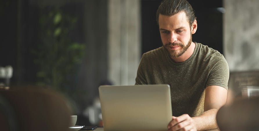 une personne derrière son ordinateur