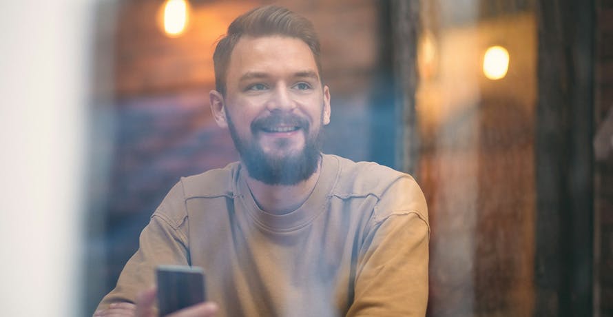 une personne derrière une vitre