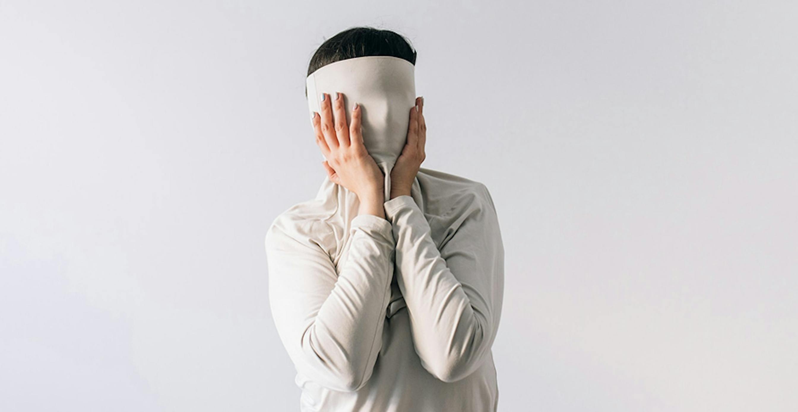 une personne cachée dans son col roulé