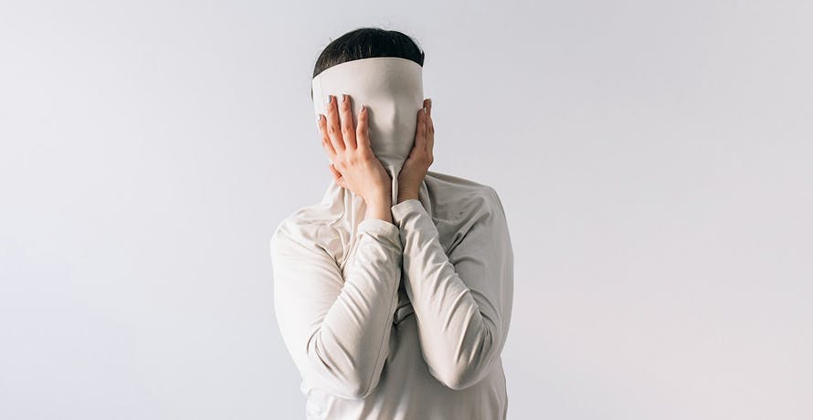 une personne cachée dans son col roulé