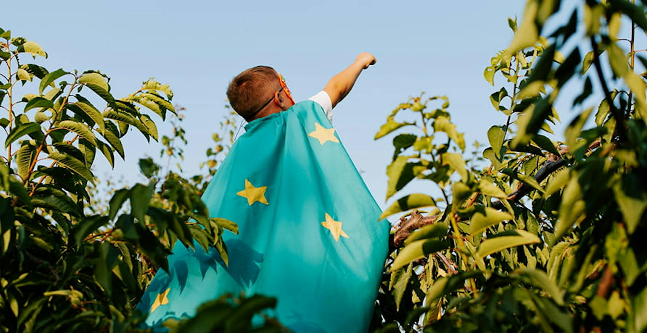 un enfant avec une cape