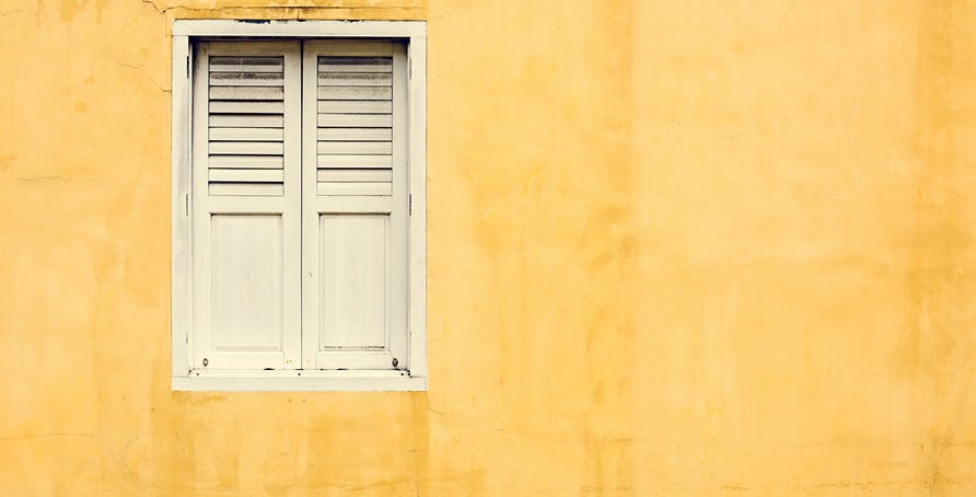 un bâtiment à la façade orange