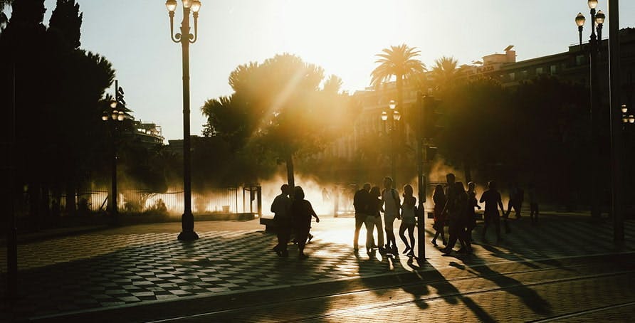 une rue en plein été
