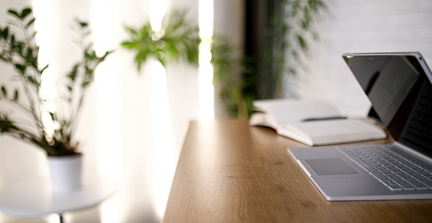 un ordinateur sur une table