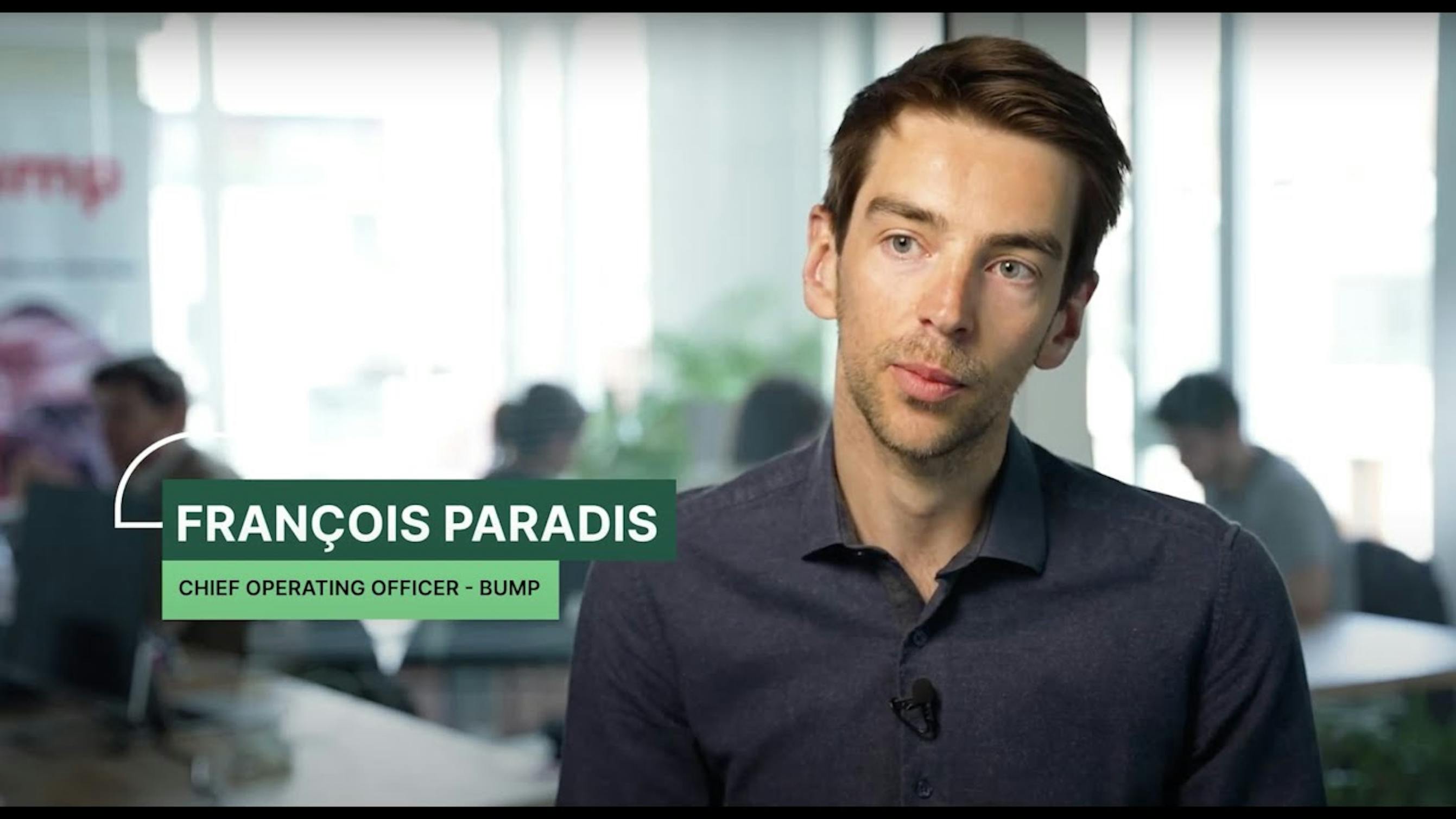 Personne en train de parler face à la caméra