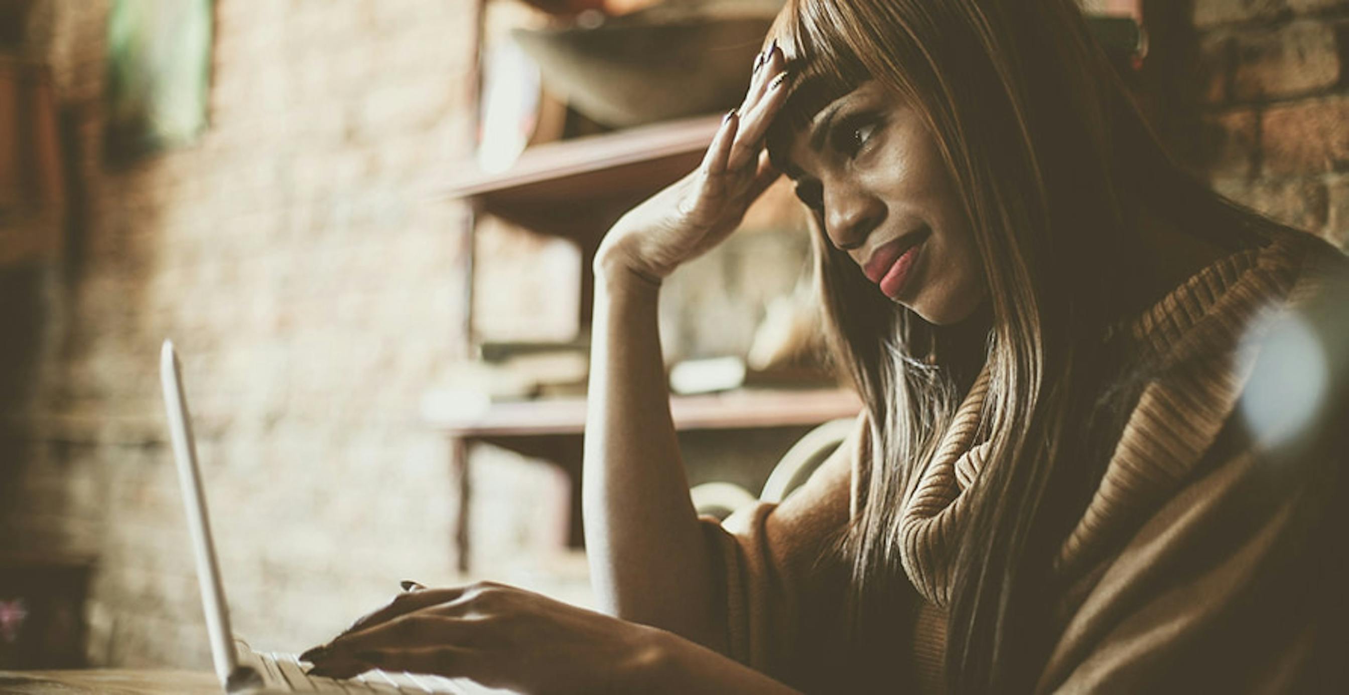 une femme devant un ordinateur