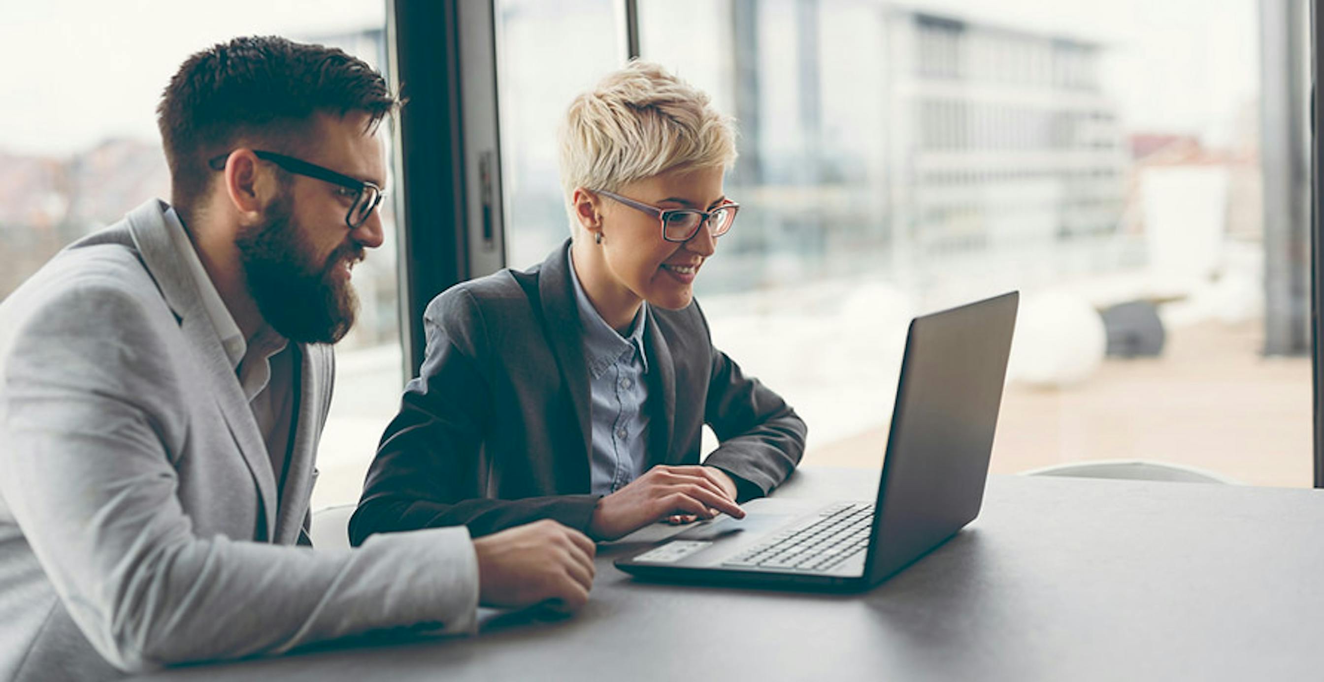 deux personnes qui travaillent