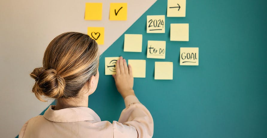 une femme face à des post it