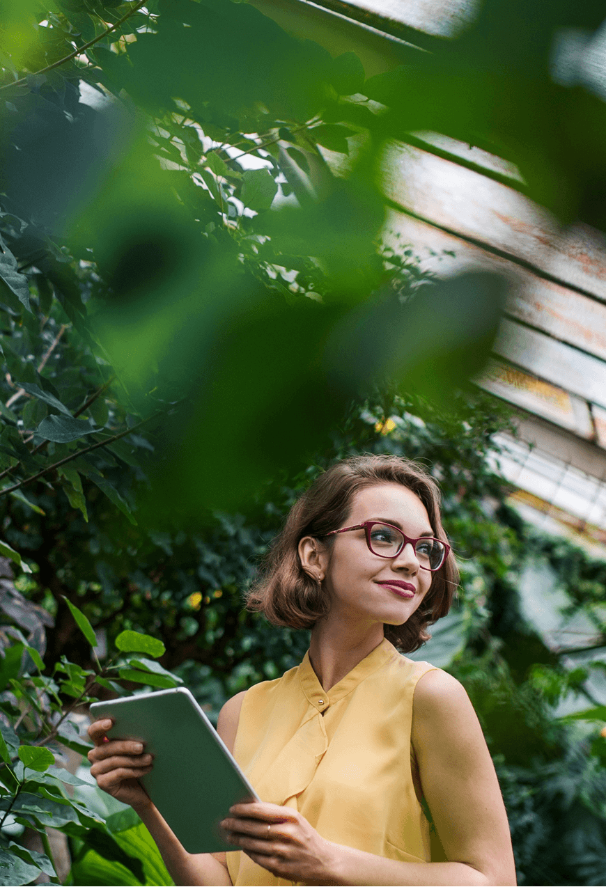 AXDaggIvOtkhBxkw woman with tablet in greenhouse