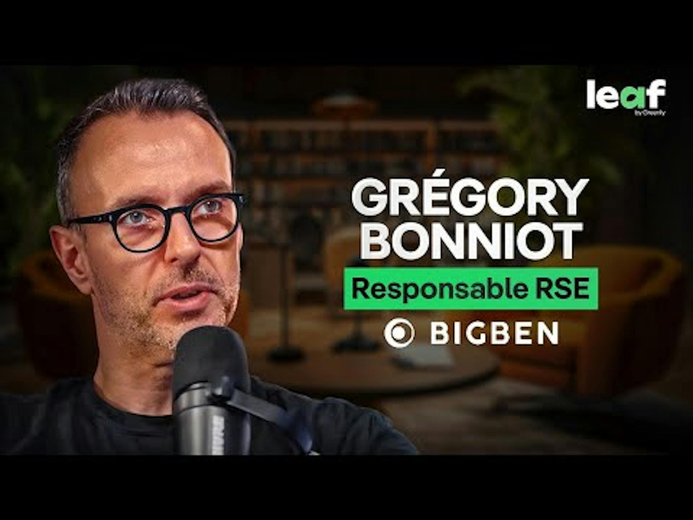 Homme parlant à un micro