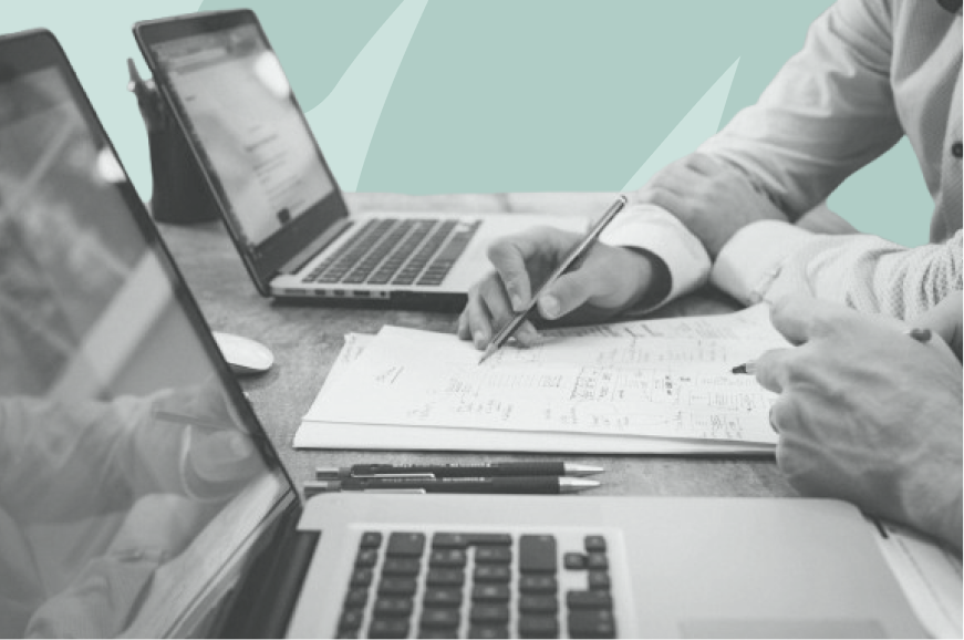 deux personnes travaillant à un bureau