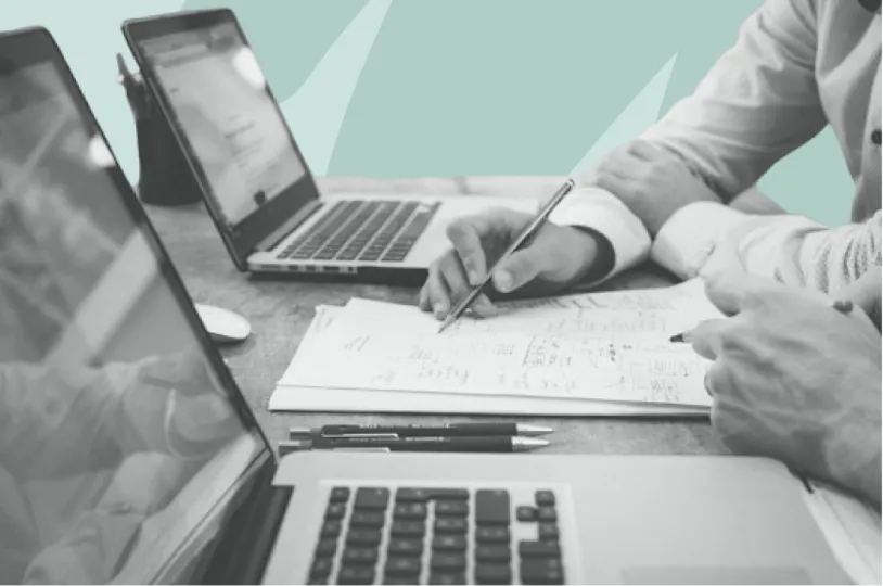 deux personnes travaillant à un bureau