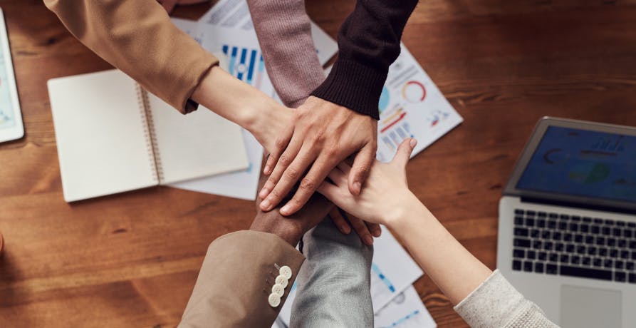 mains de plusieurs personnes posées les unes sur les autres