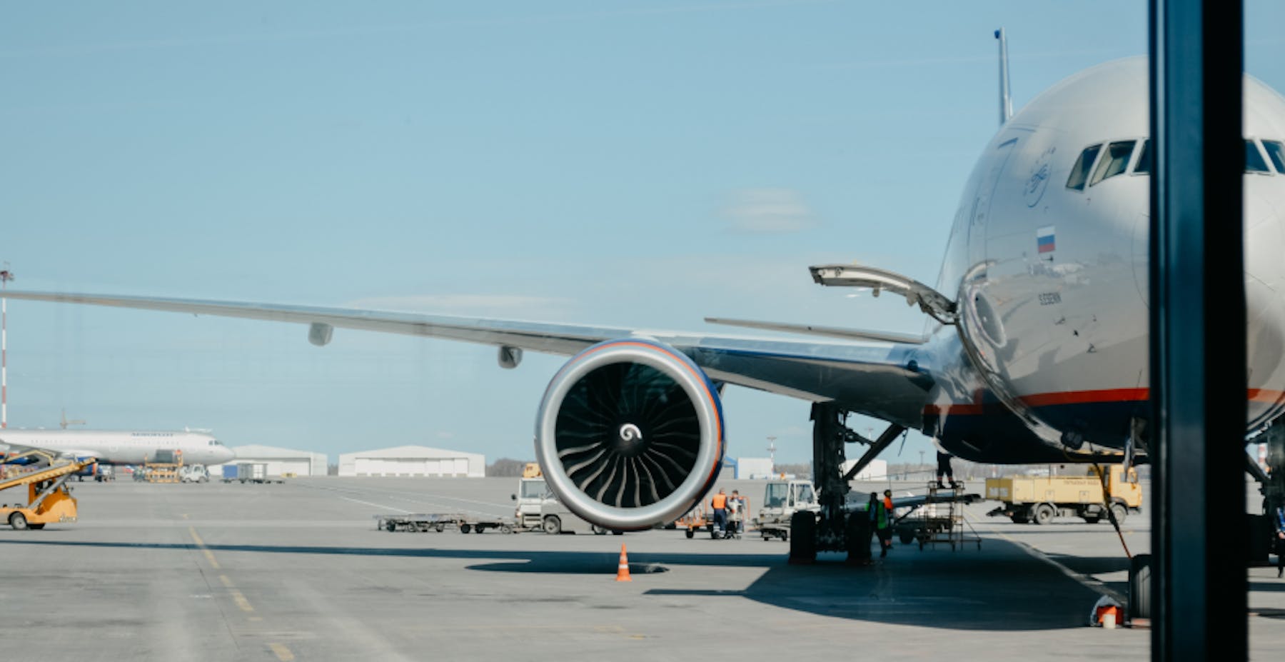 un avion à l'arrêt sur le tarmac