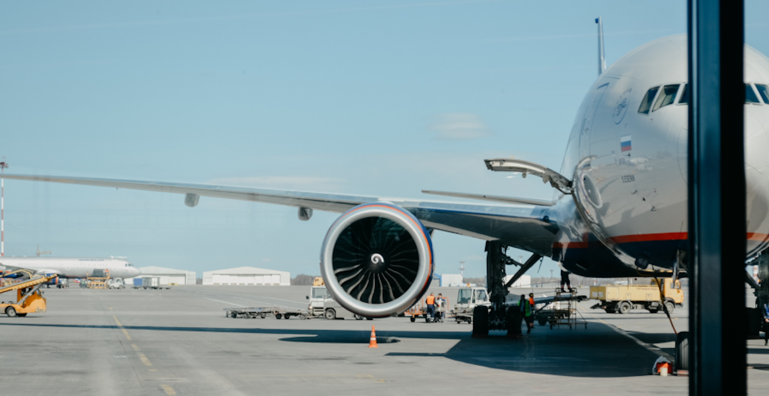 un avion à l'arrêt sur le tarmac