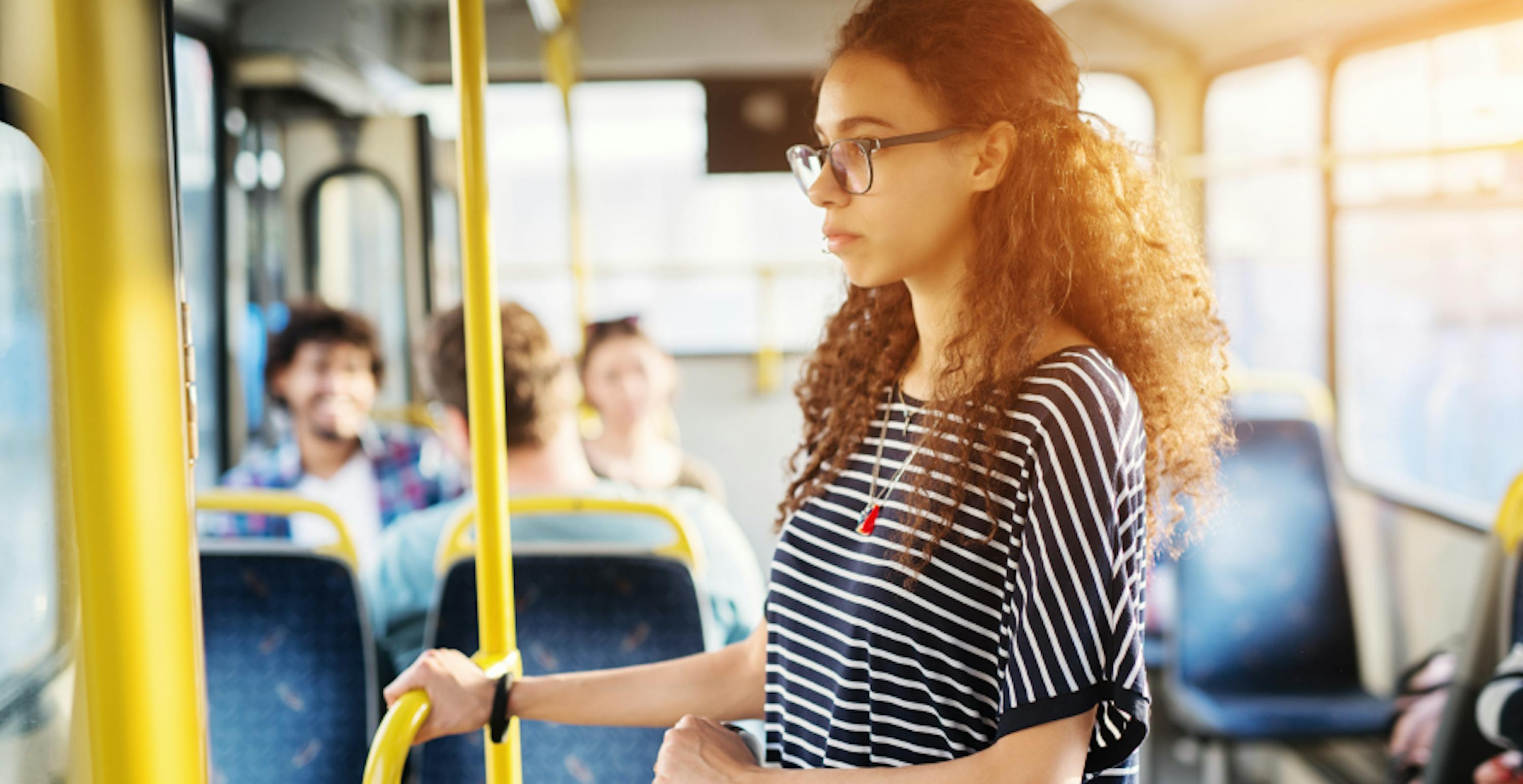 une femme dans un bus