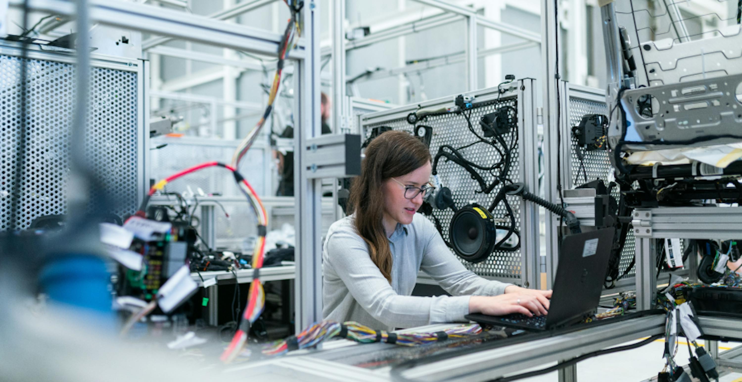 Femme entrain de travailler au milieu de cables