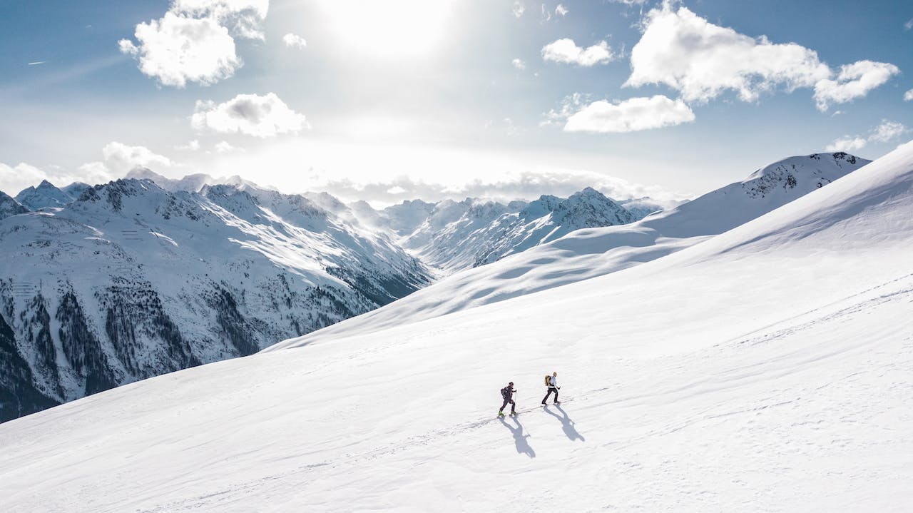 Deux hommes en randonnée sur la montagne enneigée