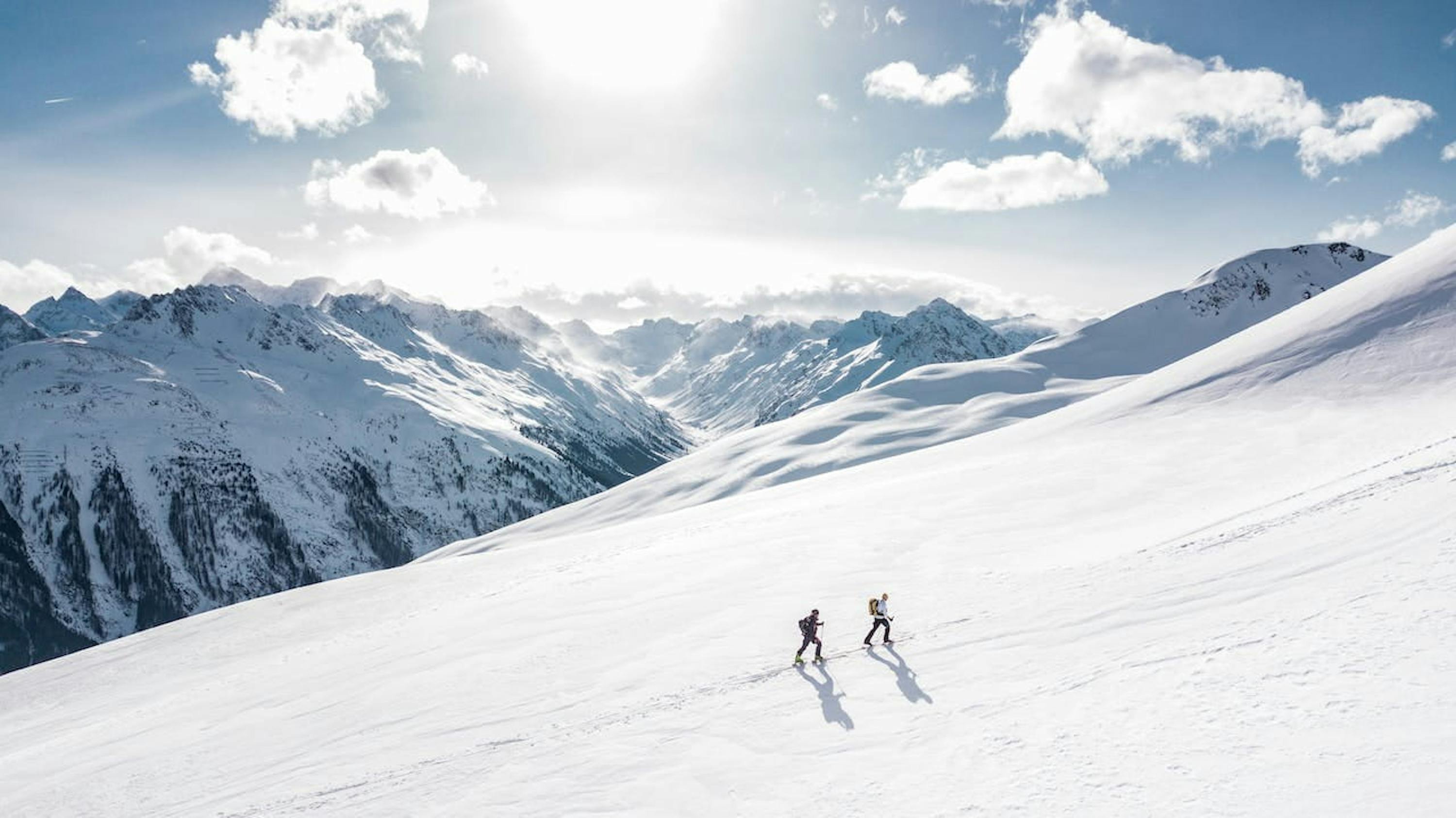 Deux hommes en randonnée sur la montagne enneigée