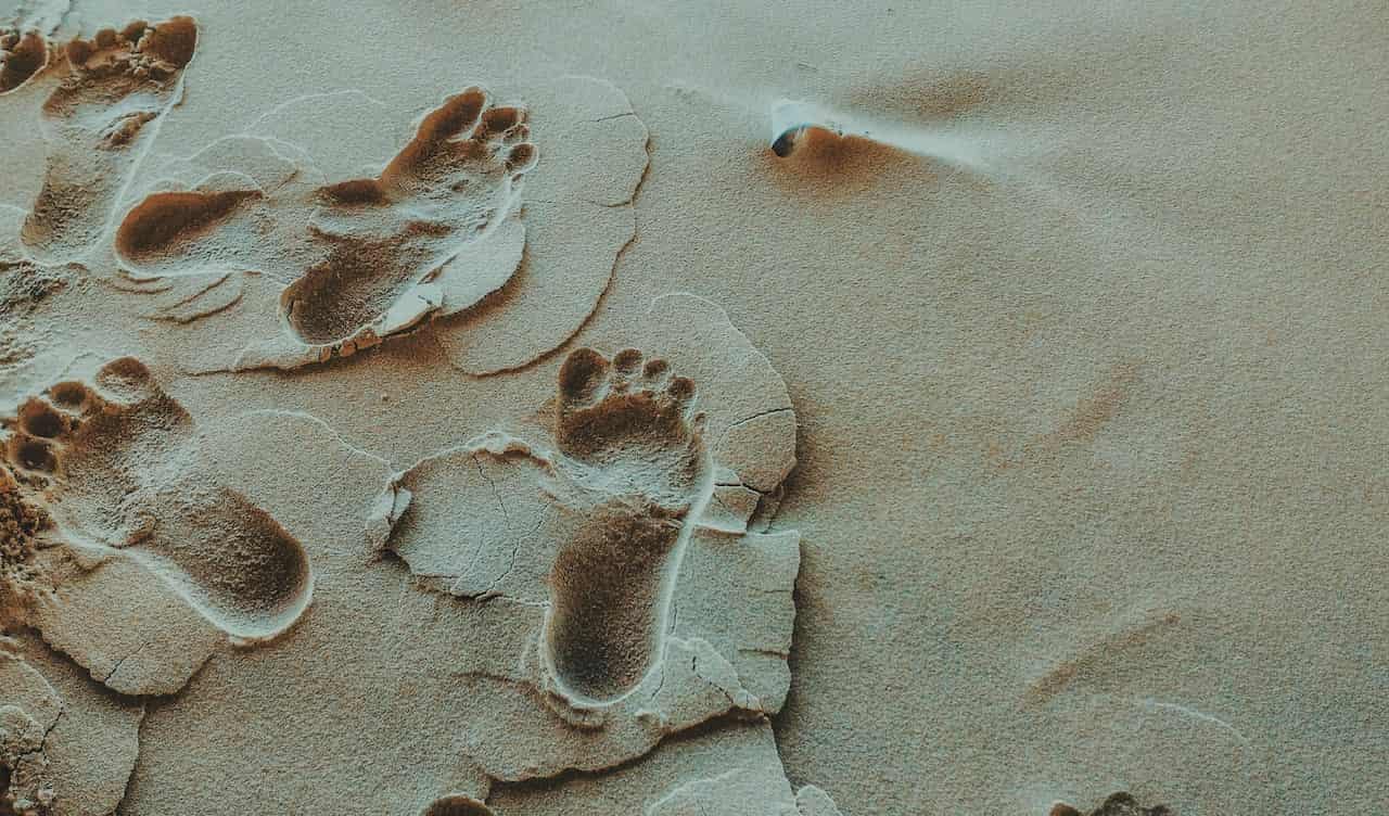 Empreintes de personnes sur le sable