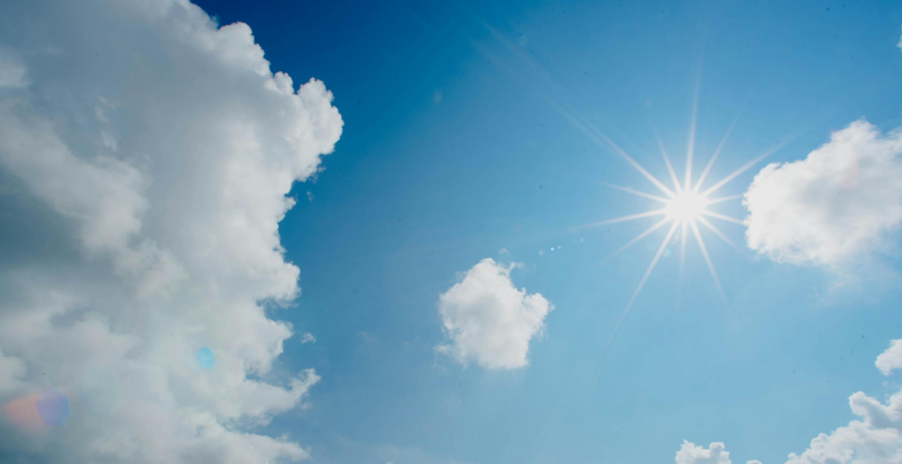 Soleil dans un ciel bleu avec des nuages blancs