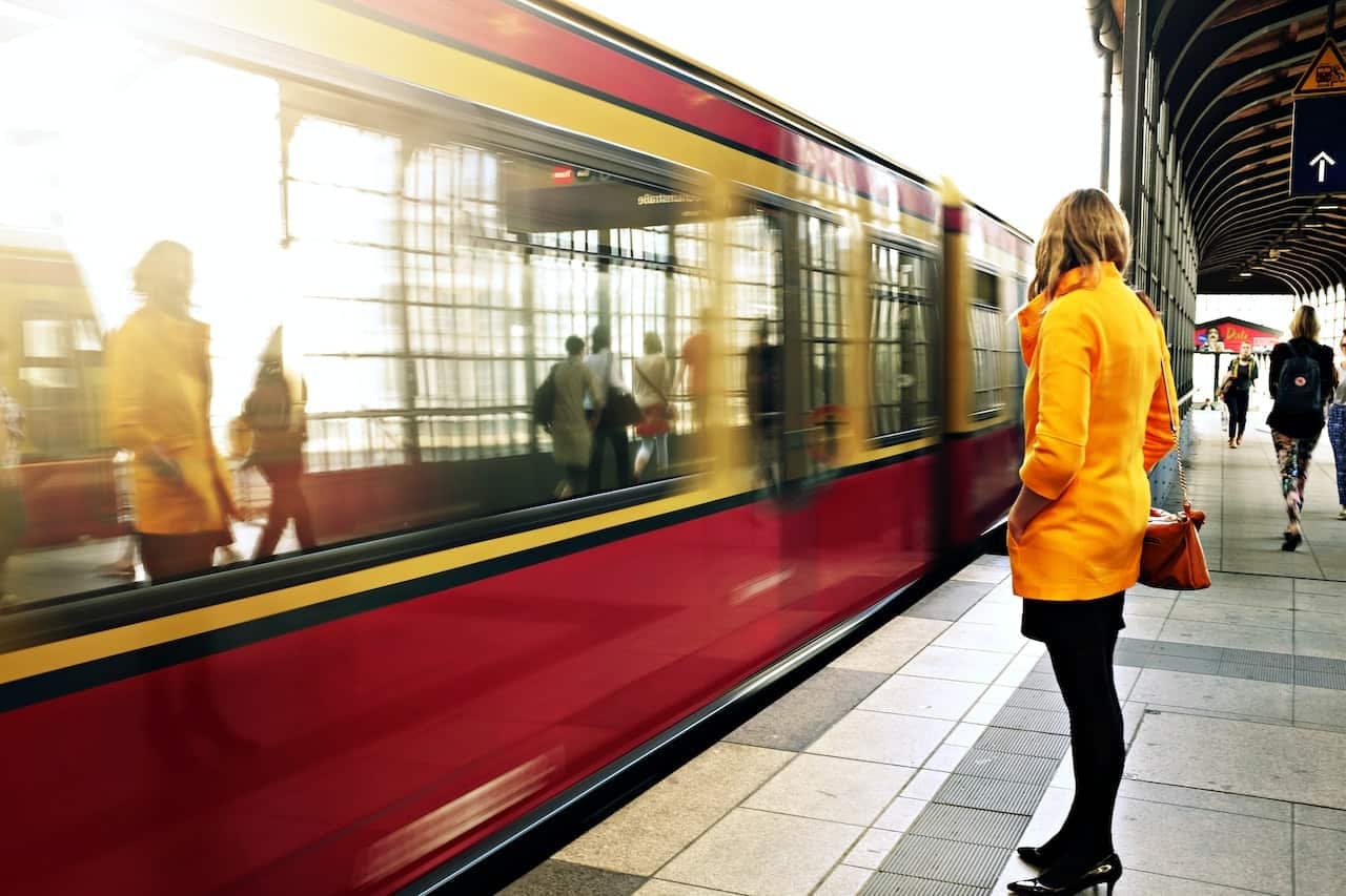 Femme à côté d'un train rouge