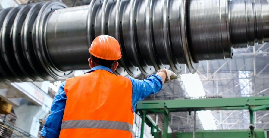 ouvrier habillé en orange