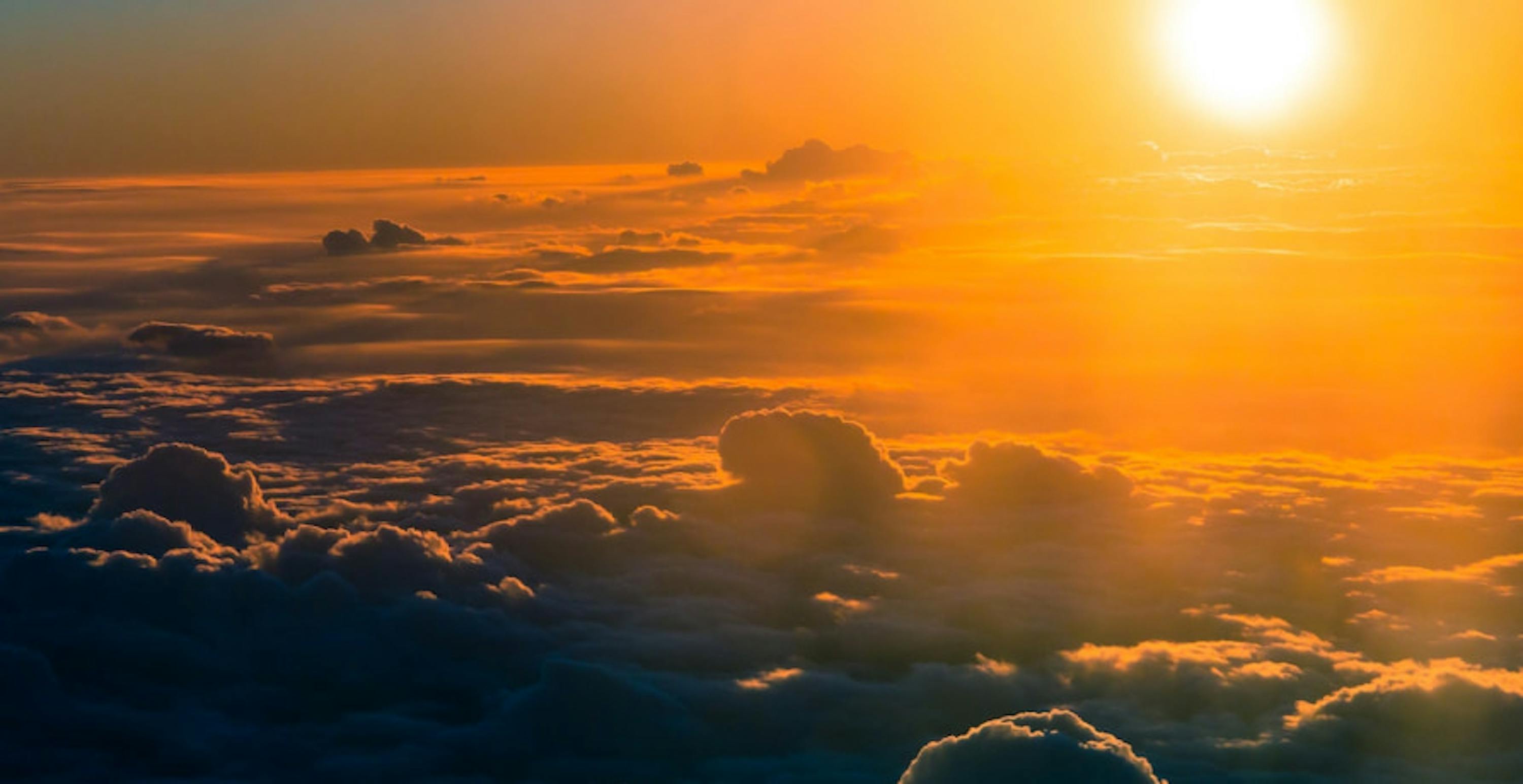 soleil sur une mer de nuages