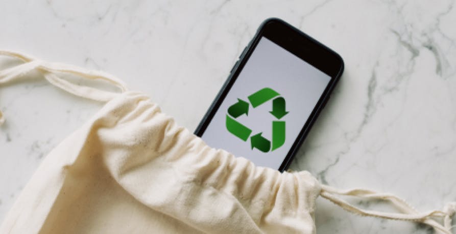 écran de téléphone avec le logo recyclage dessus