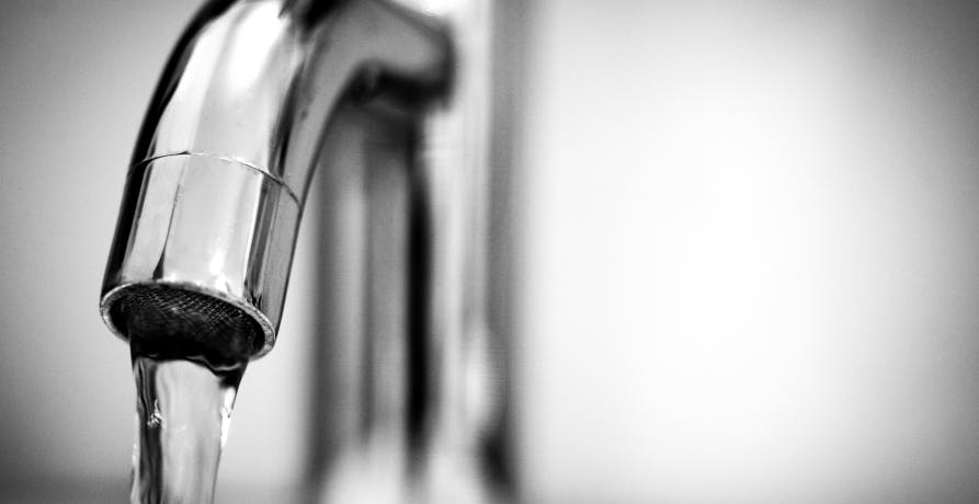 robinet laissant couler de l'eau