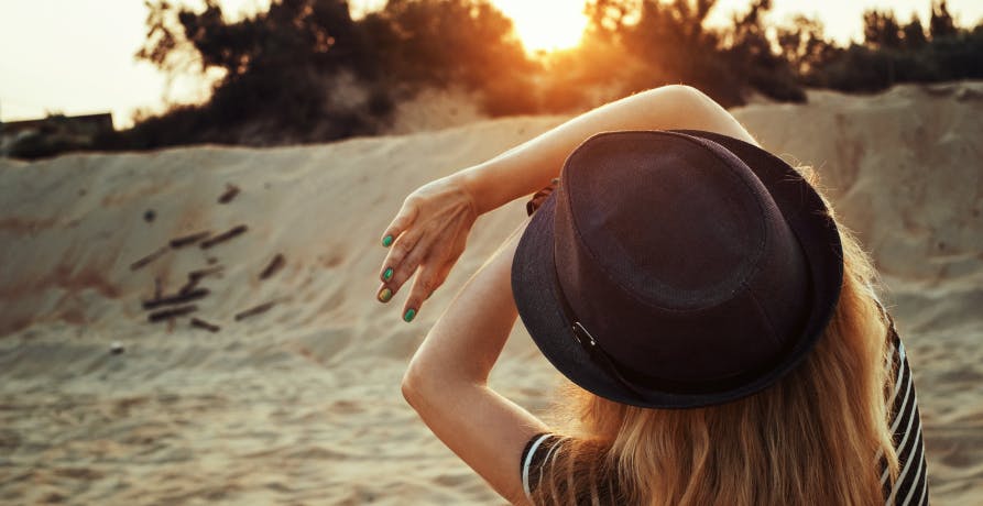 une femme éblouie par le soleil