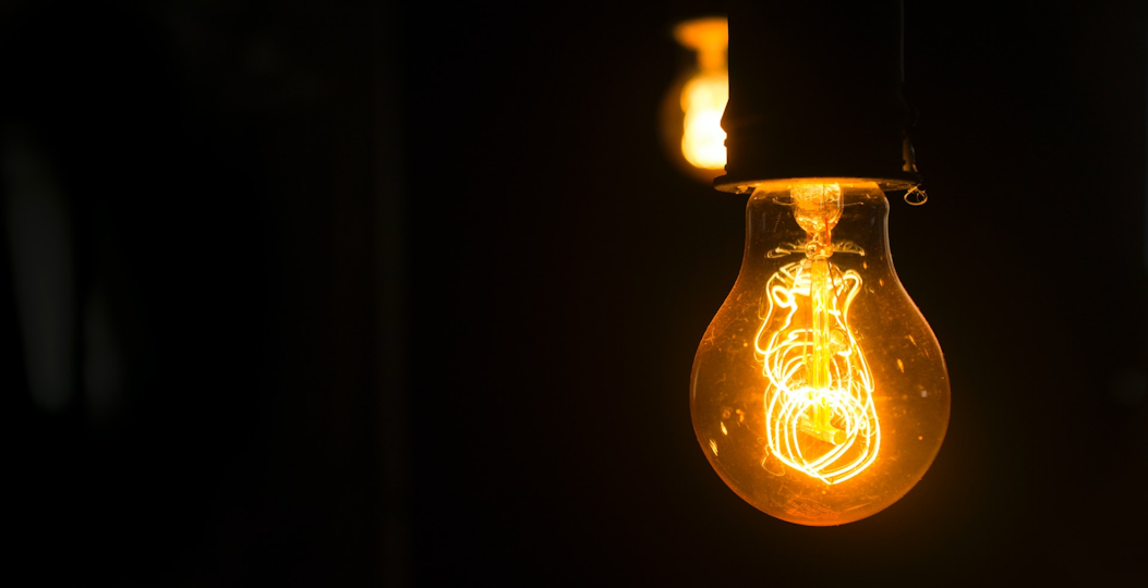 Une ampoule qui brille dans le noir