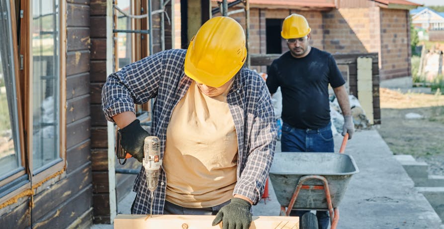 deux ouvriers de chantier en plein travail