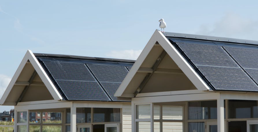panneaux photovoltaïques installés sur des toits de maisons