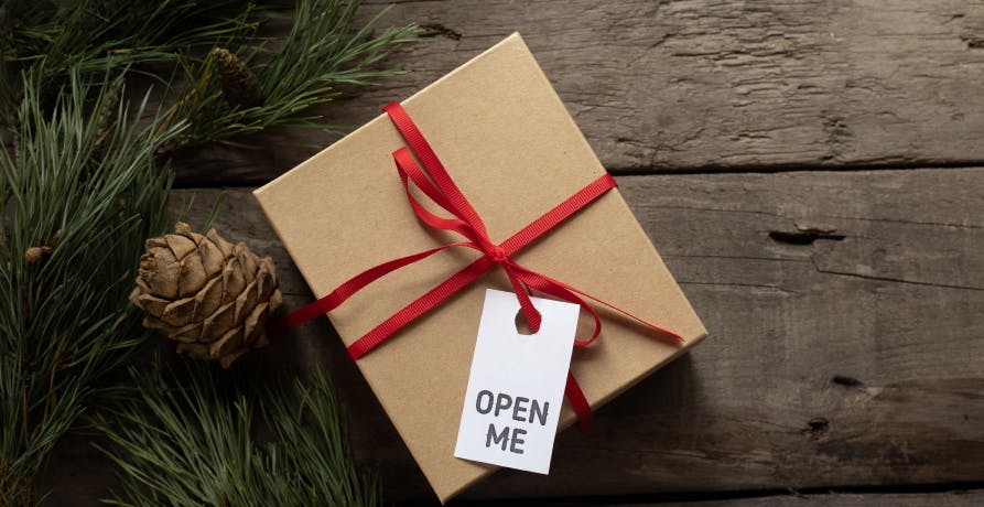cadeau avec une étiquette "open me"