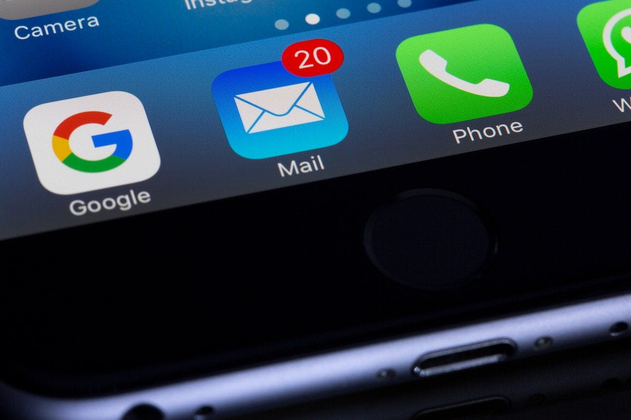 écran de téléphone avec icônes gmail et outlook