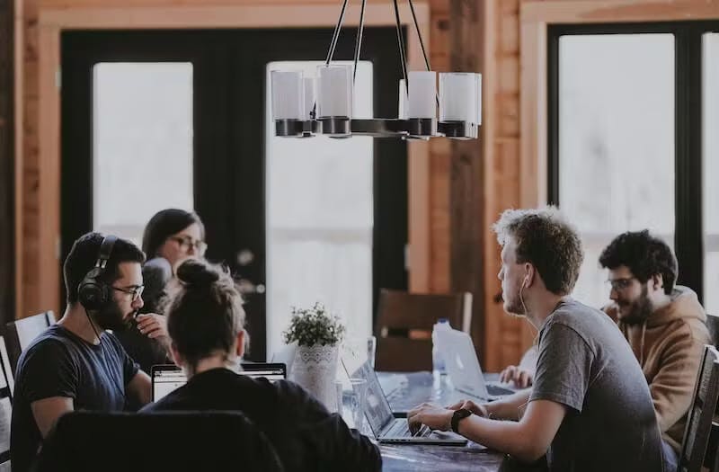 Personnes réunis autour d'une table pour travailler