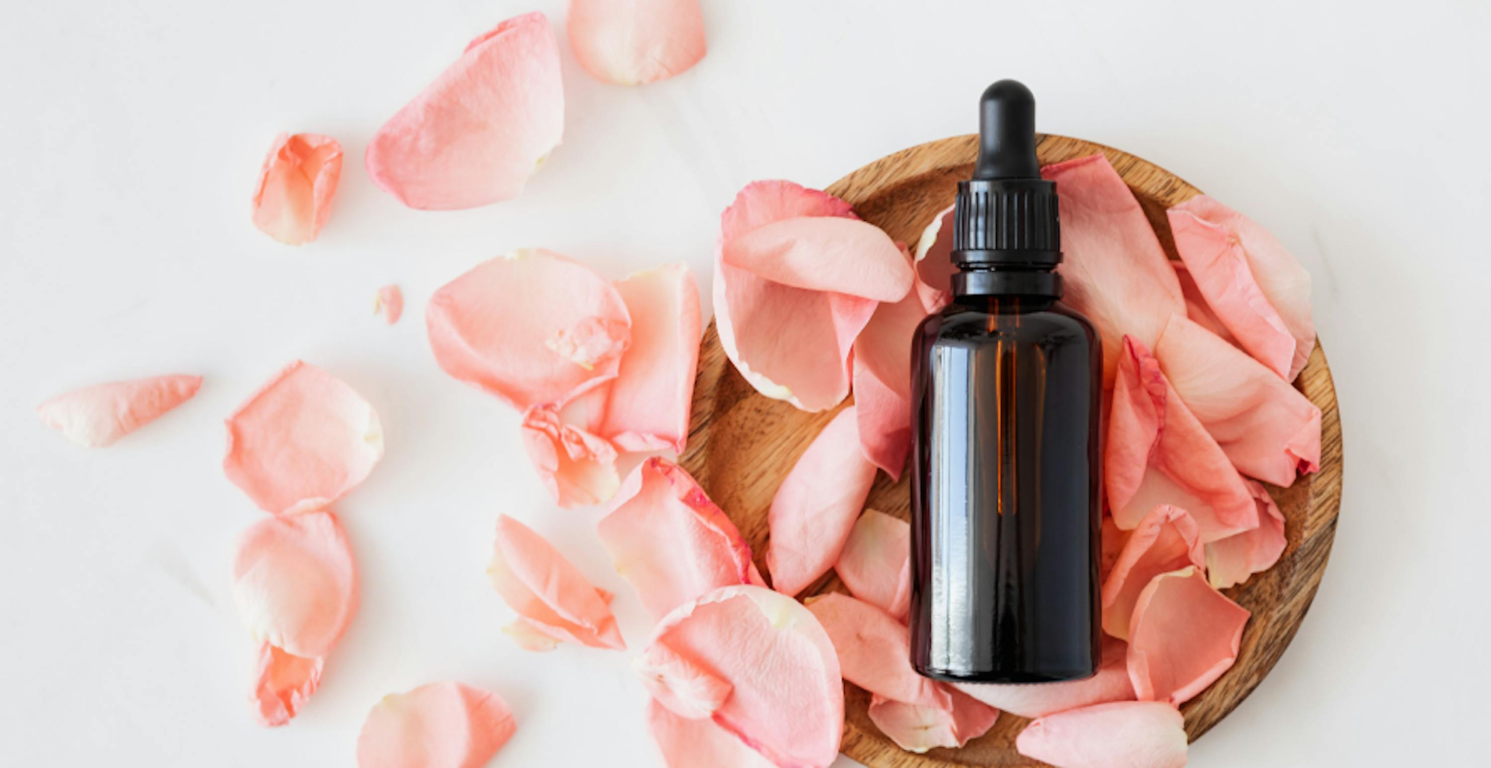 produit cosmétique entouré de pétales de roses