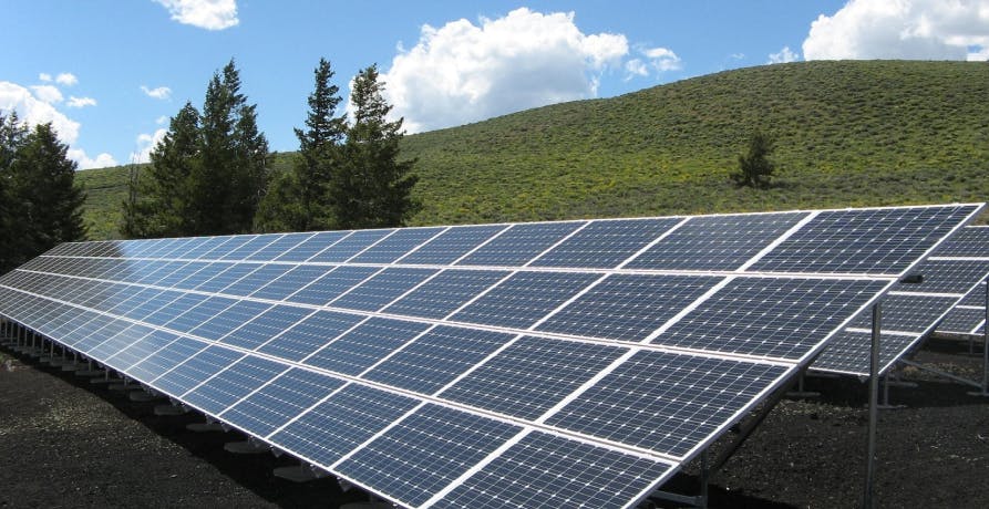 des panneaux photovoltaïques sur une montagne