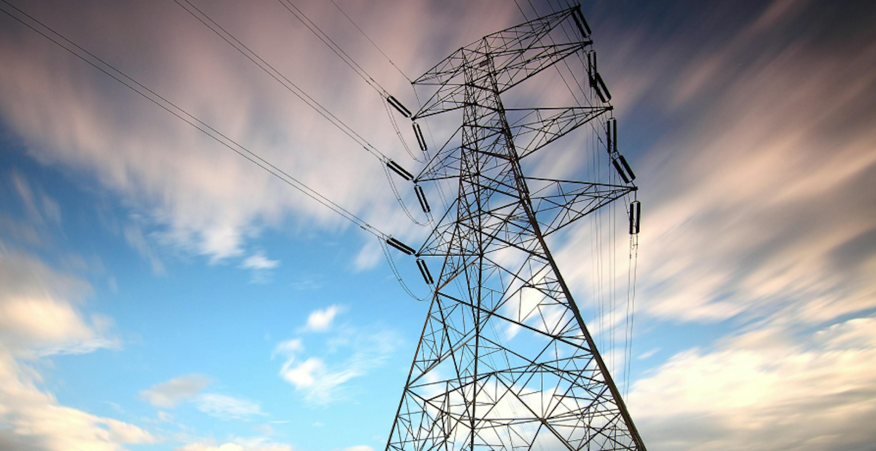 pylône électrique devant un ciel bleu