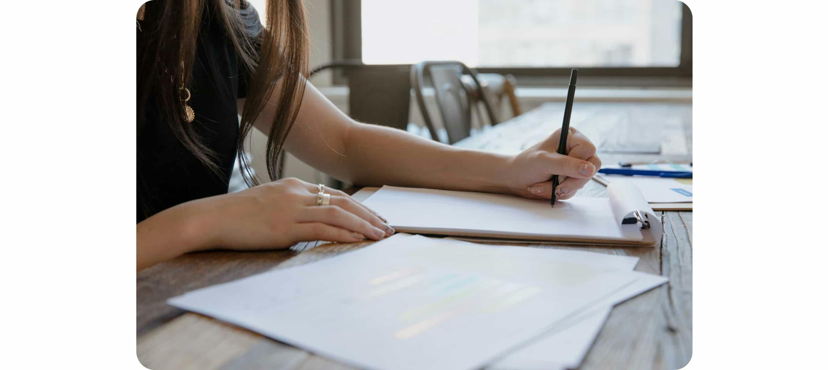 une femme qui écrit sur un document