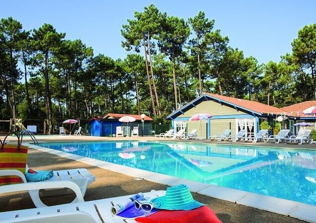 une piscine et des arbres